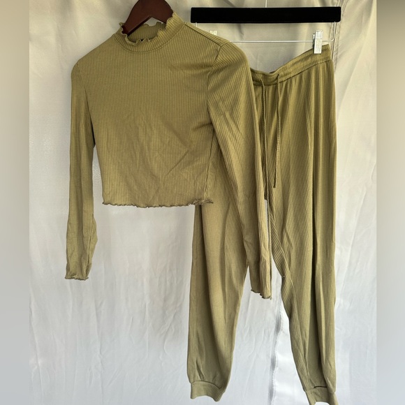 Army Green SHEIN Two Piece Set Size Medium. - Picture 1 of 6